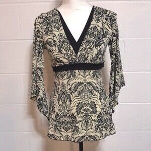 Moa Moa Pointed Sleeve Top Med.